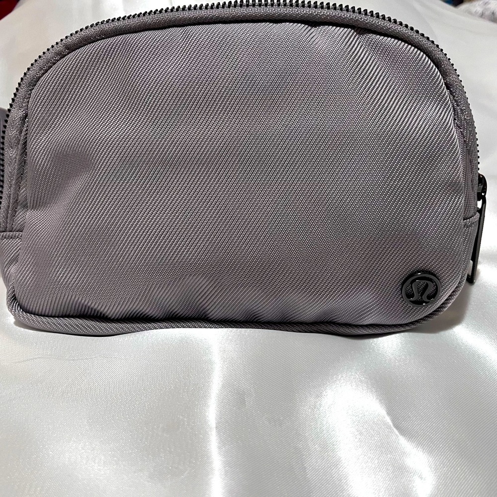 🦄OG Lululemon Everywhere Belt Bag *1L
Dark Chrome🦄
